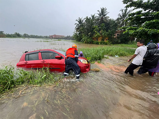Main news Car drown in flood